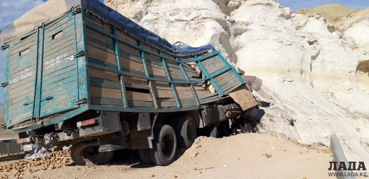 Участок дороги сразу упирается в скалу. Фото очевидцев