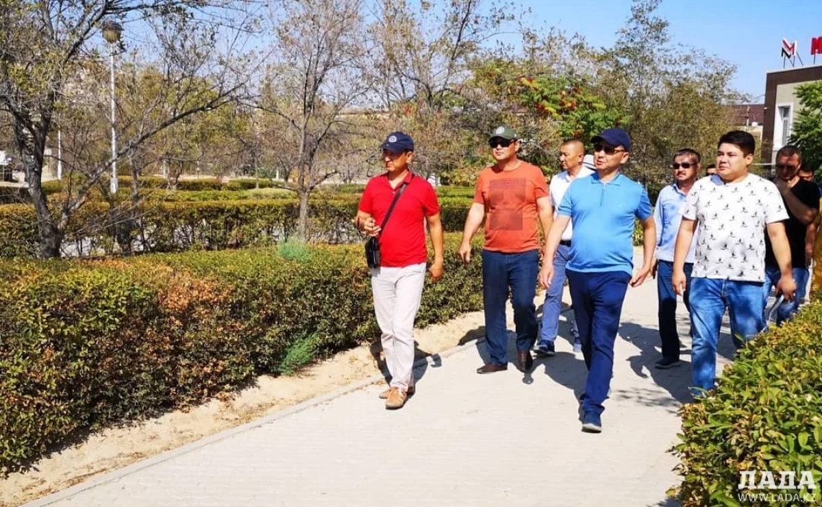 Аким Актау проверил состояние зеленых насаждений города