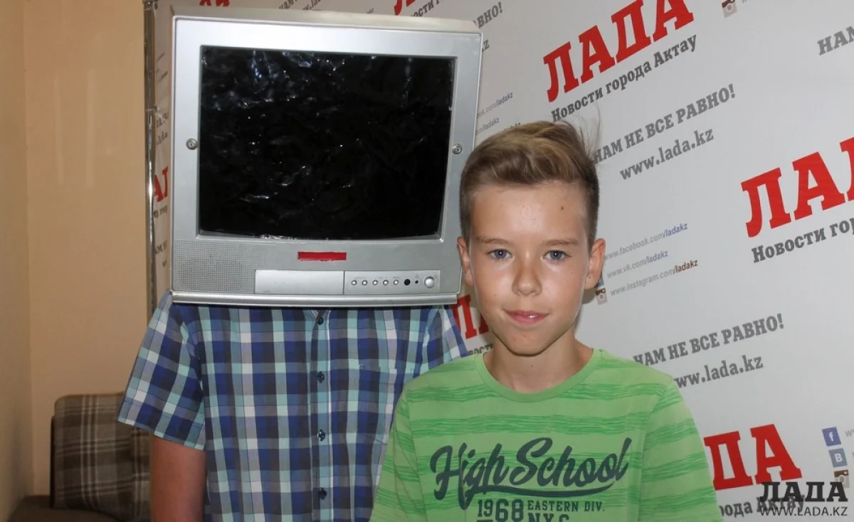 Человек -телевизор и его верный друг. Фото Сергея Кораблева