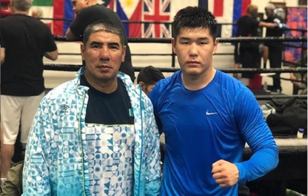 Бекзад Нурдаулетов с тренером Маратом Джакиевым. Фото федерации бокса Мангистауской области