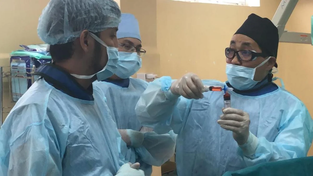 Нияз Малаев проводит химиоэмболизацию. Фото предоставлено медцентром