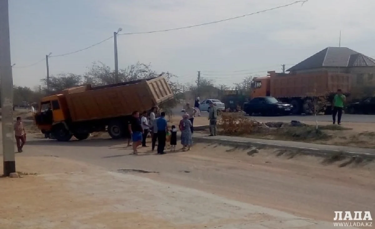 На месте происшествия||news_pic_more|<!--TBegin--><a href="https://www.lada.kz/uploads/posts/2019-09/1568205516_2e148bc1-192a-4fa3-bbae-305bb0b24ec9.jpg" onclick="return hs.expand(this)" ><img align="left" src="https://www.lada.kz/uploads/posts/2019-09/thumbs/1568205516_2e148bc1-192a-4fa3-bbae-305bb0b24ec9.jpg" alt='В Мангистау самосвал снёс фонарный столб' title='В Мангистау самосвал снёс фонарный столб'  /></a><!--TEnd--><br /><!--TBegin--><a href="https://www.lada.kz/uploads/posts/2019-09/1568205489_3b58207a-edda-4d5d-8a50-bbe5cd4ee0bf.jpg" onclick="return hs.expand(this)" ><img align="left" src="https://www.lada.kz/uploads/posts/2019-09/thumbs/1568205489_3b58207a-edda-4d5d-8a50-bbe5cd4ee0bf.jpg" alt='В Мангистау самосвал снёс фонарный столб' title='В Мангистау самосвал снёс фонарный столб'  /></a><!--TEnd--><br /><!--TBegin--><a href="https://www.lada.kz/uploads/posts/2019-09/1568205532_8d274f49-7ebf-46e6-8641-9da247d06b60.jpg" onclick="return hs.expand(this)" ><img align="left" src="https://www.lada.kz/uploads/posts/2019-09/thumbs/1568205532_8d274f49-7ebf-46e6-8641-9da247d06b60.jpg" alt='В Мангистау самосвал снёс фонарный столб' title='В Мангистау самосвал снёс фонарный столб'  /></a><!--TEnd--><br /><!--TBegin--><a href="https://www.lada.kz/uploads/posts/2019-09/1568205585_8727bb85-4fdc-40bd-988d-16be9d577544.jpg" onclick="return hs.expand(this)" ><img align="left" src="https://www.lada.kz/uploads/posts/2019-09/thumbs/1568205585_8727bb85-4fdc-40bd-988d-16be9d577544.jpg" alt='В Мангистау самосвал снёс фонарный столб' title='В Мангистау самосвал снёс фонарный столб'  /></a><!--TEnd--><br /><!--TBegin--><a href="https://www.lada.kz/uploads/posts/2019-09/1568205591_71272648-6850-45d7-b5cd-abb6ca4d3d2d.jpg" onclick="return hs.expand(this)" ><img align="left" src="https://www.lada.kz/uploads/posts/2019-09/thumbs/1568205591_71272648-6850-45d7-b5cd-abb6ca4d3d2d.jpg" alt='В Мангистау самосвал снёс фонарный столб' title='В Мангистау самосвал снёс фонарный столб'  /></a><!--TEnd--><br /><!--TBegin--><a href="https://www.lada.kz/uploads/posts/2019-09/1568205562_d385835c-d21e-4331-82c8-eebfde0aa29e.jpg" onclick="return hs.expand(this)" ><img align="left" src="https://www.lada.kz/uploads/posts/2019-09/thumbs/1568205562_d385835c-d21e-4331-82c8-eebfde0aa29e.jpg" alt='В Мангистау самосвал снёс фонарный столб' title='В Мангистау самосвал снёс фонарный столб'  /></a><!--TEnd-->