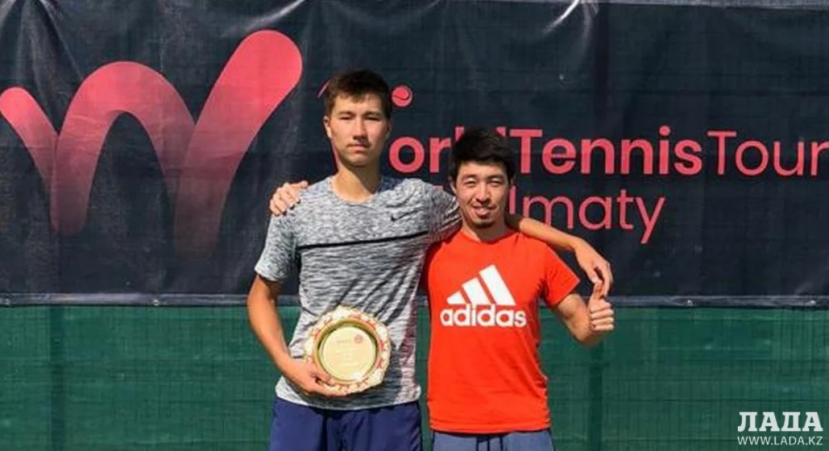 Бейбит Жукаев со своим тренером Кайсаром Бекимовым. Фото предоставил Азат Мангубаев