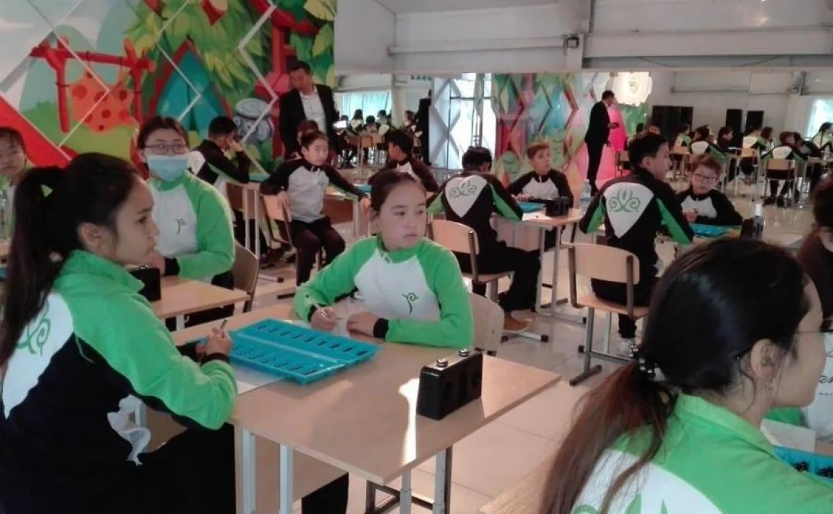 Жансая Жардем (в центре). Фото предоставлено Г.Жакиевой