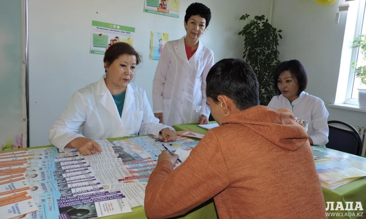 Ж.Нусупова (в центре) и Р.Тажиева консультируют население. Фото автора