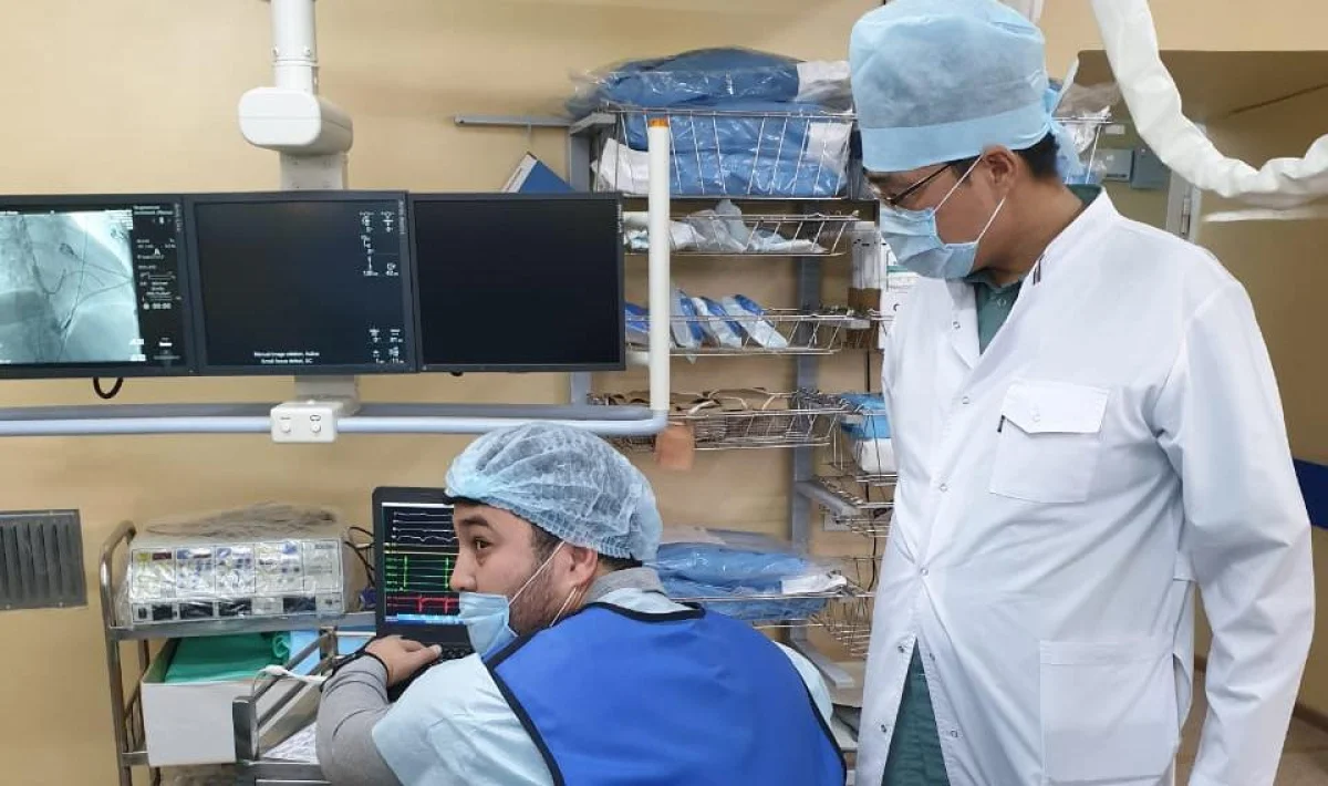 Кардиохирурги в момент проведения исследования. Фото предоставлено центром