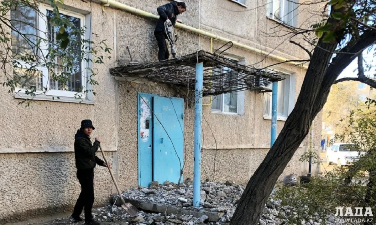 Фото пользователя сайта||news_pic_more|<!--TBegin--><a href="https://www.lada.kz/uploads/posts/2019-11/1572929149_6db26d7e-e5e2-4073-a4cc-60fc4471a3d1.jpg" onclick="return hs.expand(this)" ><img align="left" src="https://www.lada.kz/uploads/posts/2019-11/thumbs/1572929149_6db26d7e-e5e2-4073-a4cc-60fc4471a3d1.jpg" alt='Козырёк обрушился в жилом доме 12 микрорайона в Актау' title='Козырёк обрушился в жилом доме 12 микрорайона в Актау'  /></a><!--TEnd-->