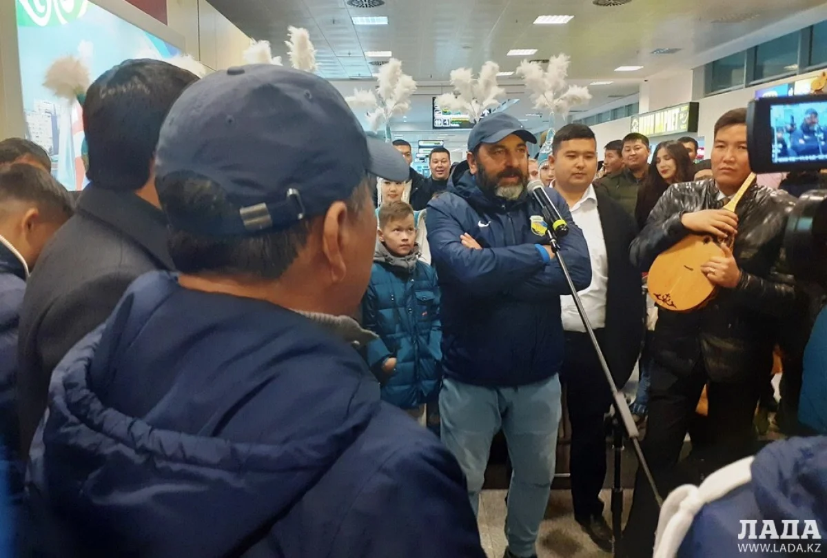 ФК «Каспий». Фото пресс-службы||news_pic_more|<!--TBegin--><a href="https://www.lada.kz/uploads/posts/2019-11/1572943394_4e2c9246-6146-4be2-a5d9-fe0c13503b8b.jpeg" onclick="return hs.expand(this)" ><img align="left" src="https://www.lada.kz/uploads/posts/2019-11/thumbs/1572943394_4e2c9246-6146-4be2-a5d9-fe0c13503b8b.jpeg" alt='Болельщики встретили ФК «Каспий» в аэропорту' title='Болельщики встретили ФК «Каспий» в аэропорту'  /></a><!--TEnd-->