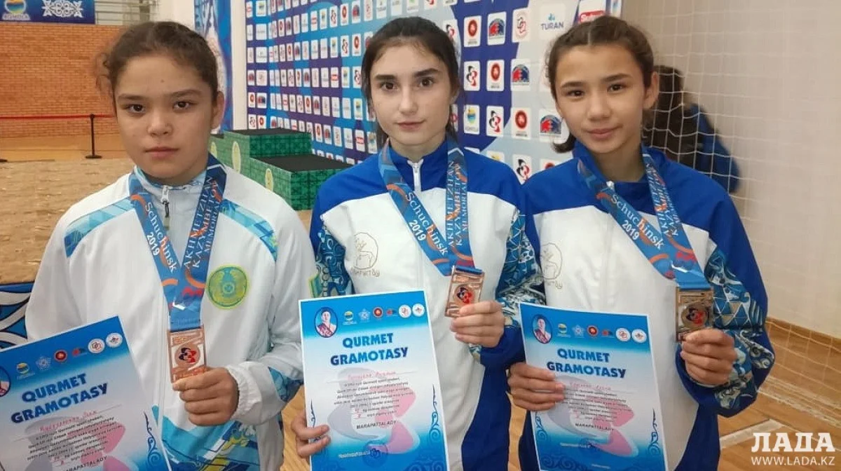 На фото: Кайбуллаева А., Воробьева А., Елисеева А. Фото предоставлено тренером