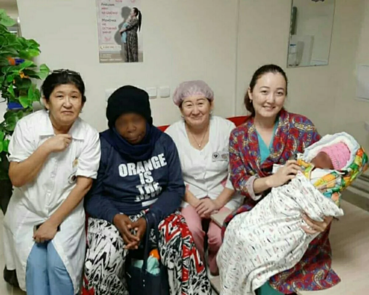 Гражданка Нигерии с новорождённым малышом