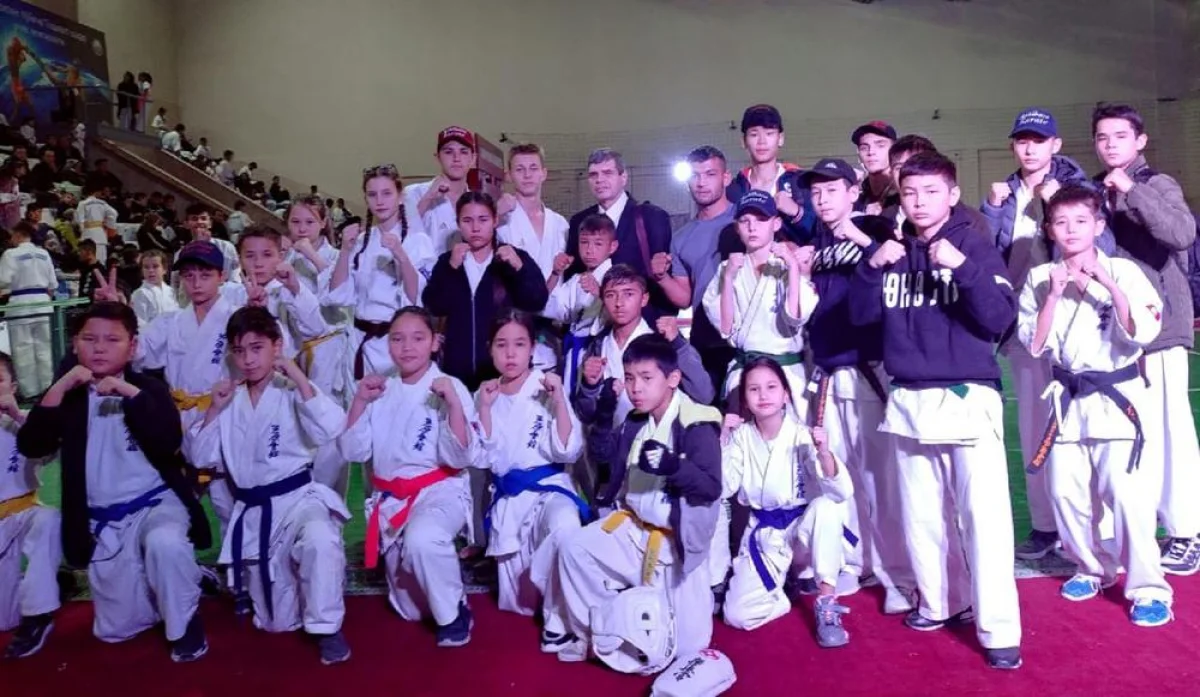 Чемпионы и призеры с руководителем команды. Фото предоставлено спортсменами