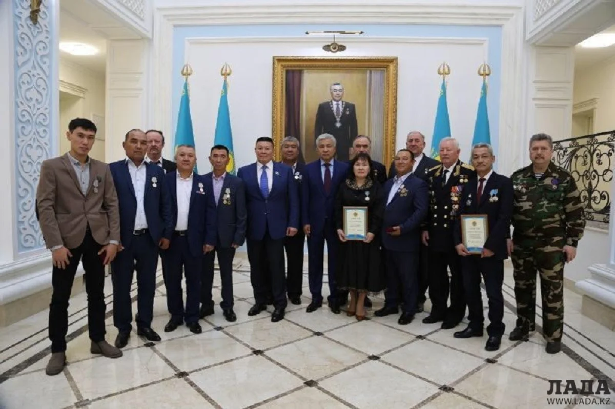 Второй слева - Кошгельды Омеров. Фото с сайта inform.kz