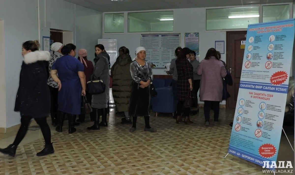 Пришедшие на обследование жители. Фото автора