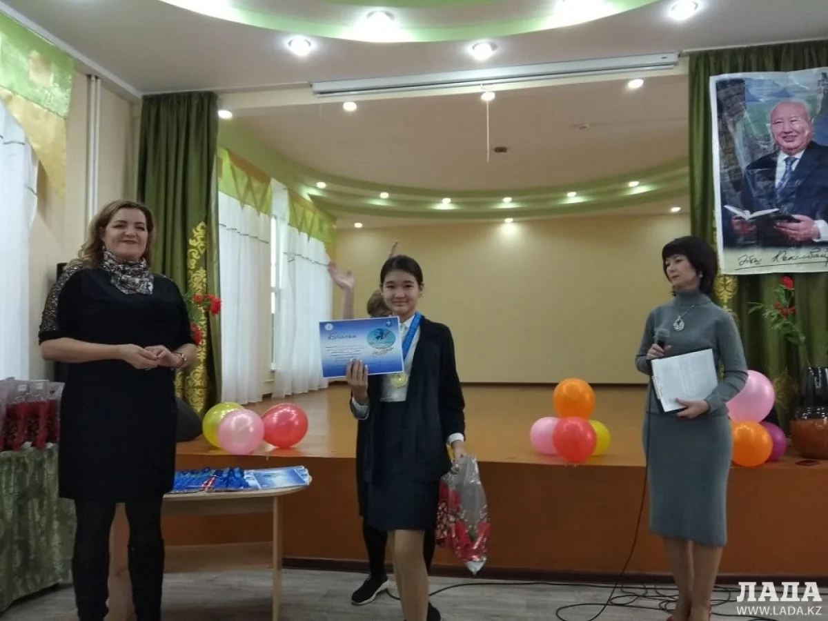 Алуа Абиш с дипломом. Фото предоставлено Валентиной Зайцевой