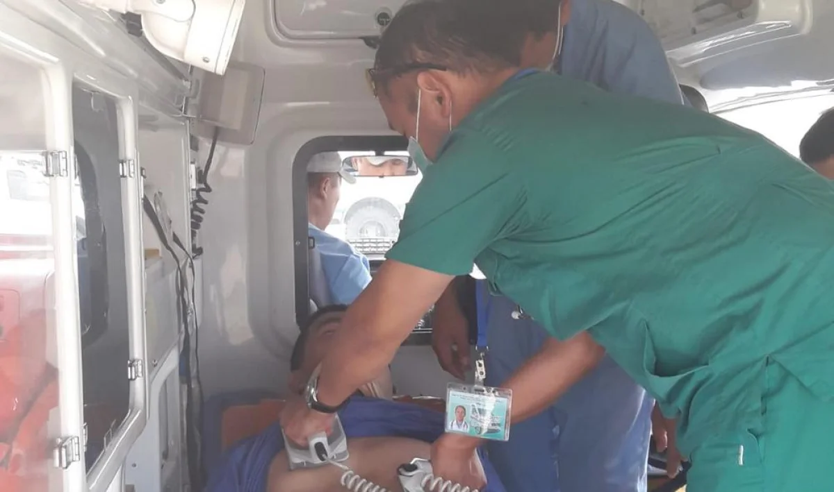 Реанимация пострадавшего. Фото предоставлено пресс-службой управления здравоохранения