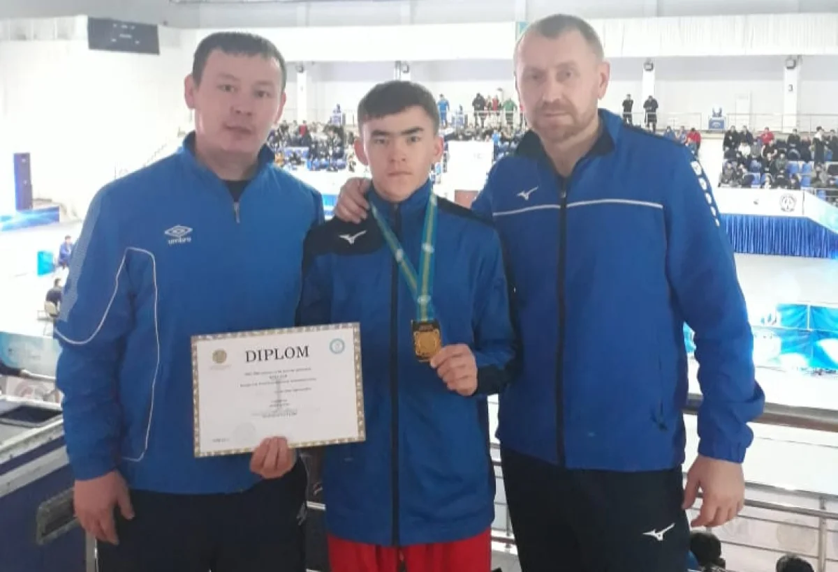 Жарас Комшабаев с тренерами. Фото предоставлено федерацией бокса