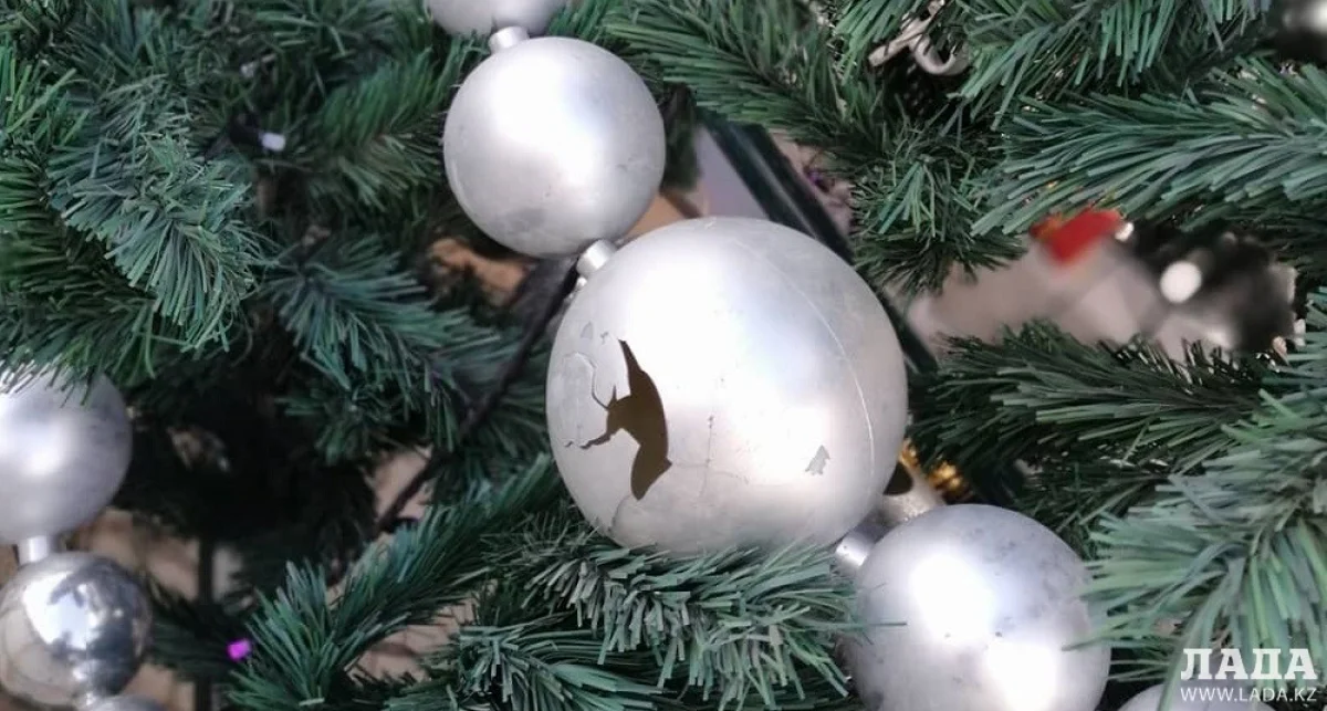 Игрушка на ёлке в 4 микрорайоне. Фото автора