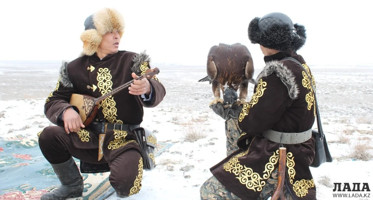 Беркутчи перед началом охоты. Фото из архива Lada.kz