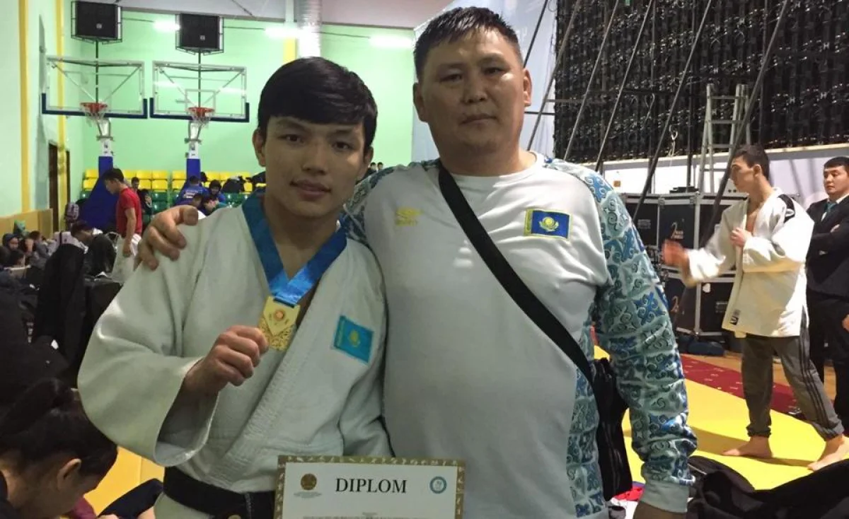 Чемпион с тренером. Фото предоставлено С.Бурамбаевым