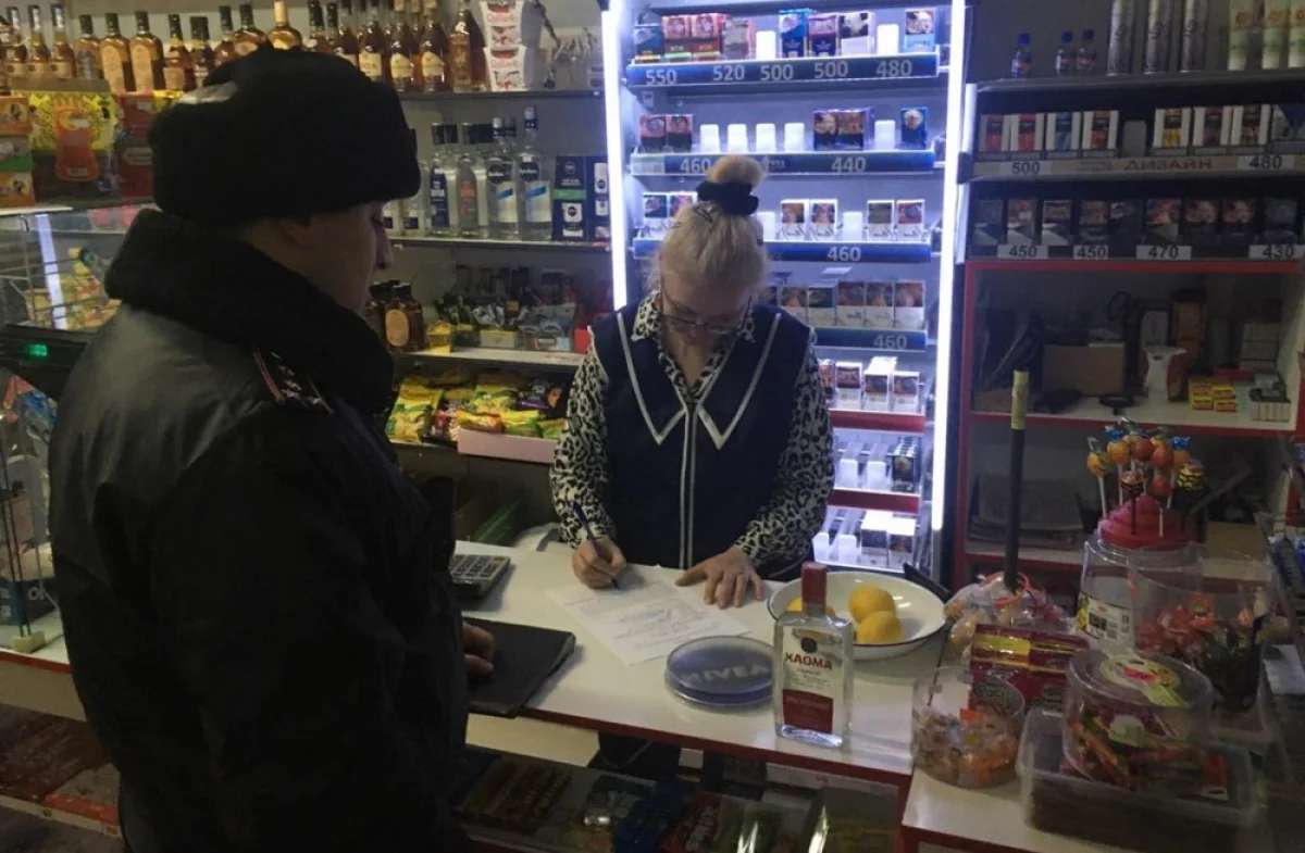 Участковые инспекторы полиции во время рейда по выявлению незаконной торговли алкогольной продукцией в Актау