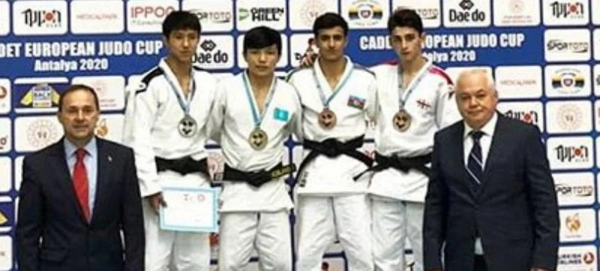 Мерей Мархамбетов на пьедестале почёта. Фото предоставил С.Бурамбаев