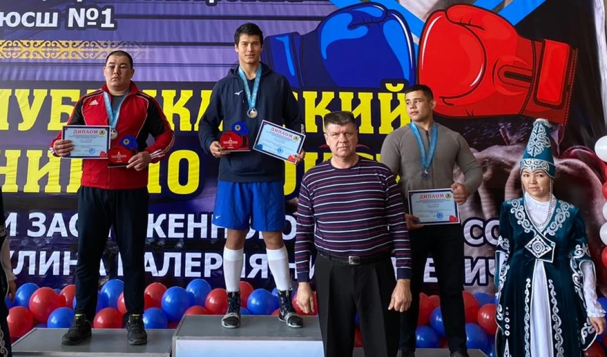 Награждение Айболды Дауренулы. Фото предоставлено пресс-службой федерации бокса области