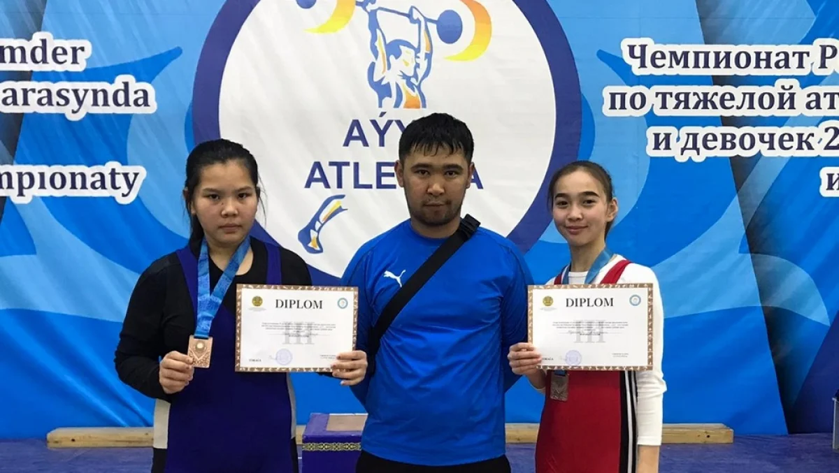 Тренер со своими подопечными призёрами. Фото предоставил Адылмагамбет Джамбиров