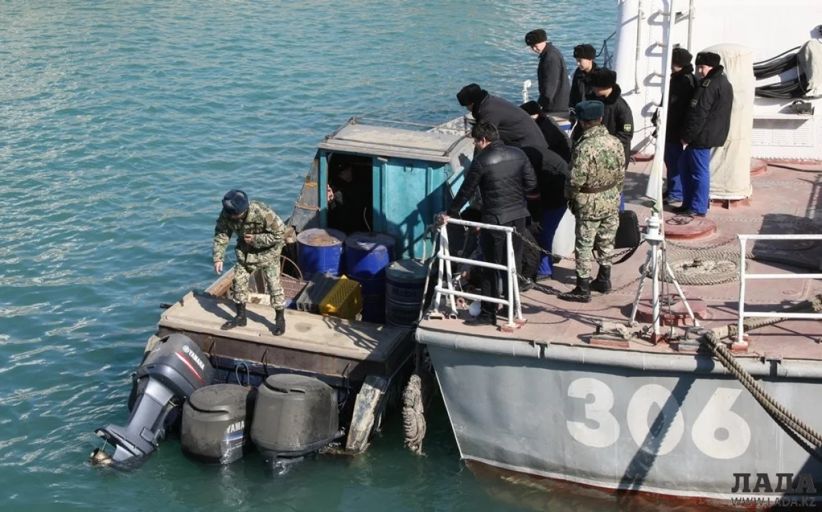 Фото из архива Lada.kz||news_pic_more|<!--TBegin--><a href="https://www.lada.kz/uploads/posts/2020-04/1586845131_56556.jpg" onclick="return hs.expand(this)" ><img align="left" src="https://www.lada.kz/uploads/posts/2020-04/thumbs/1586845131_56556.jpg" alt='Четверых граждан Азербайджана задержали на Каспии пограничники' title='Четверых граждан Азербайджана задержали на Каспии пограничники'  /></a><!--TEnd--><br /><!--TBegin--><a href="https://www.lada.kz/uploads/posts/2020-04/1586845107_64456.jpg" onclick="return hs.expand(this)" ><img align="left" src="https://www.lada.kz/uploads/posts/2020-04/thumbs/1586845107_64456.jpg" alt='Четверых граждан Азербайджана задержали на Каспии пограничники' title='Четверых граждан Азербайджана задержали на Каспии пограничники'  /></a><!--TEnd-->