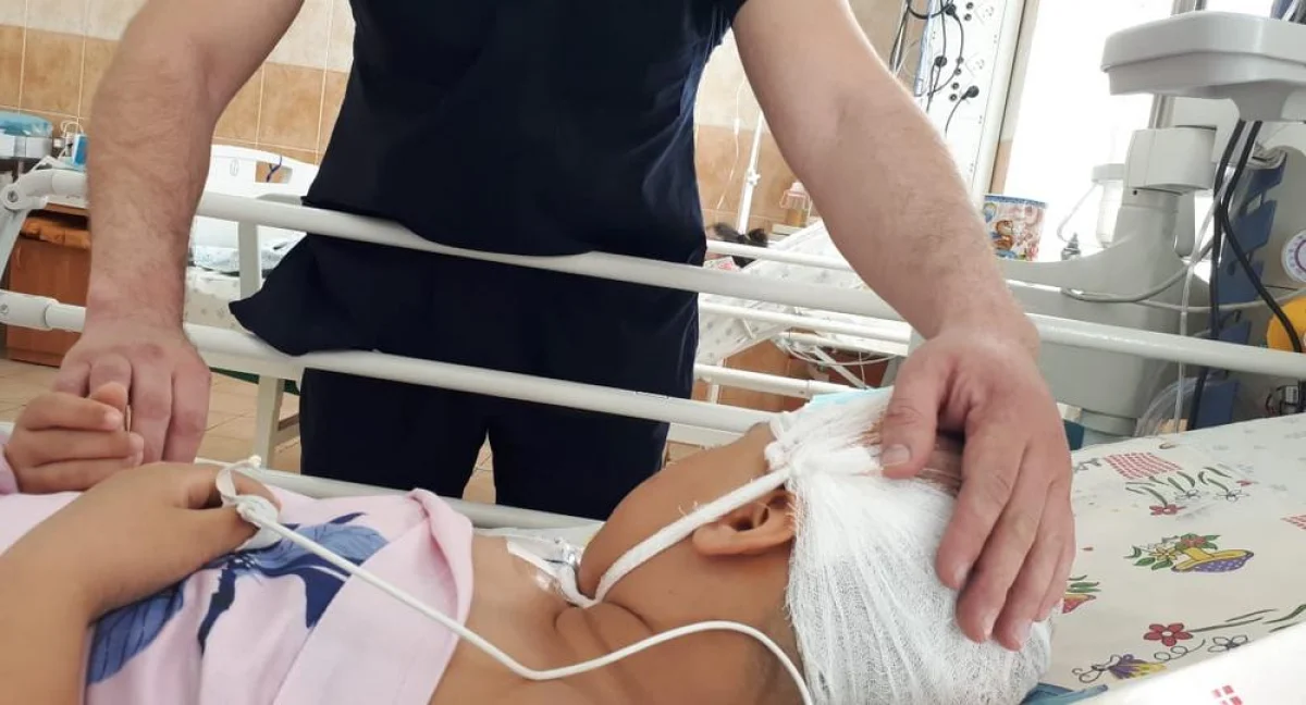 Врач осматривает пострадавшего. Фото предоставлено пресс-службой управления здравоохранения