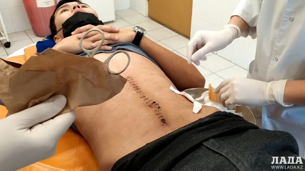 Ерасыл Карачулаков на перевязке