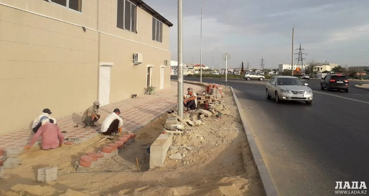 Укладка тротуарной плитки почти завершена. Фото автора