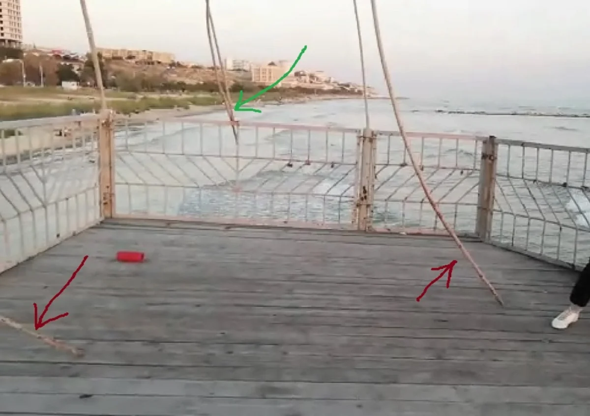 Красными стрелками обозначены оторвавшиеся арматуры, зеленой - арматура, которая тоже оторвалась, но была загнута за другую