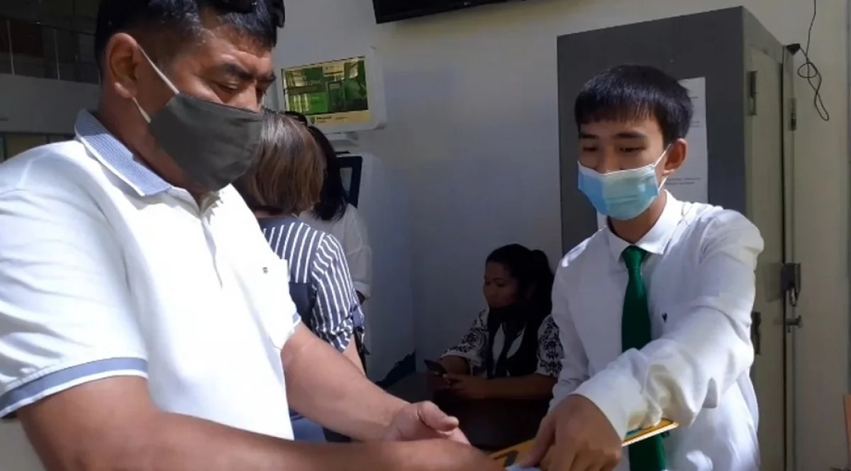 Получение номеров. Фото пресс-службы департамента полиции Мангистауской области