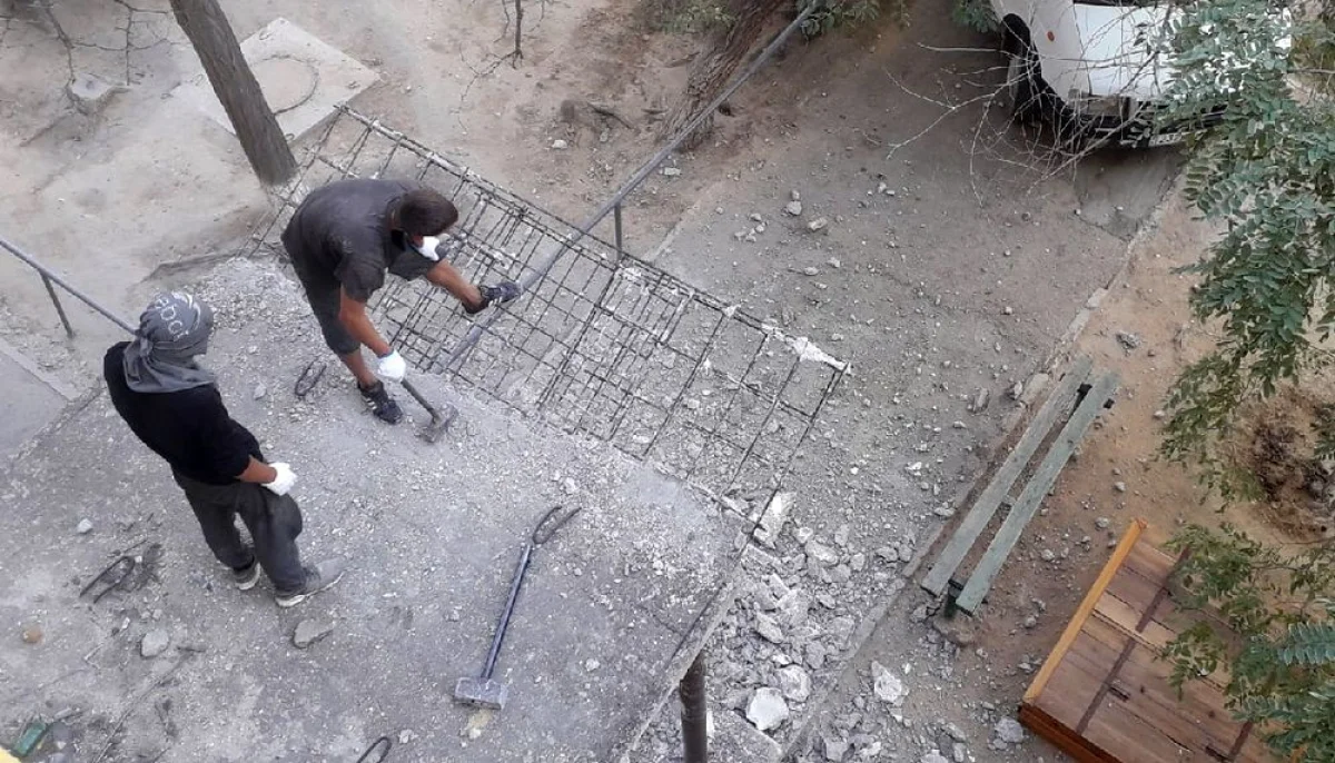 Демонтаж козырька. Фото жителей дома