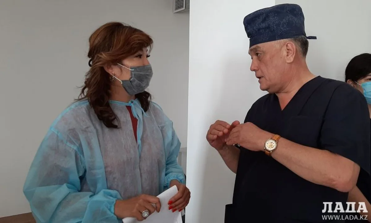 Диляра Кайдарова и Нурлан Джариев, директор онкоцентра