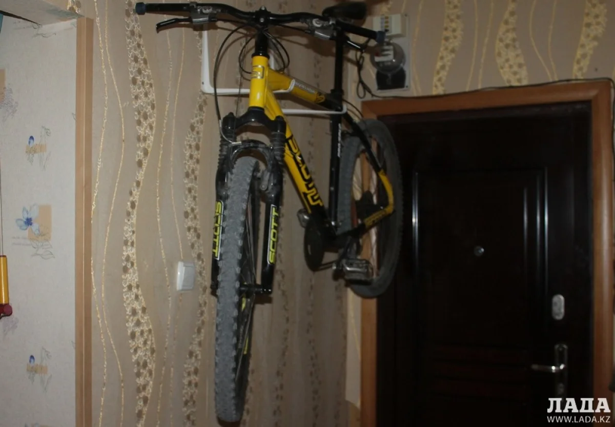 Совет для рационального хранения велосипеда дома. Фото автора
