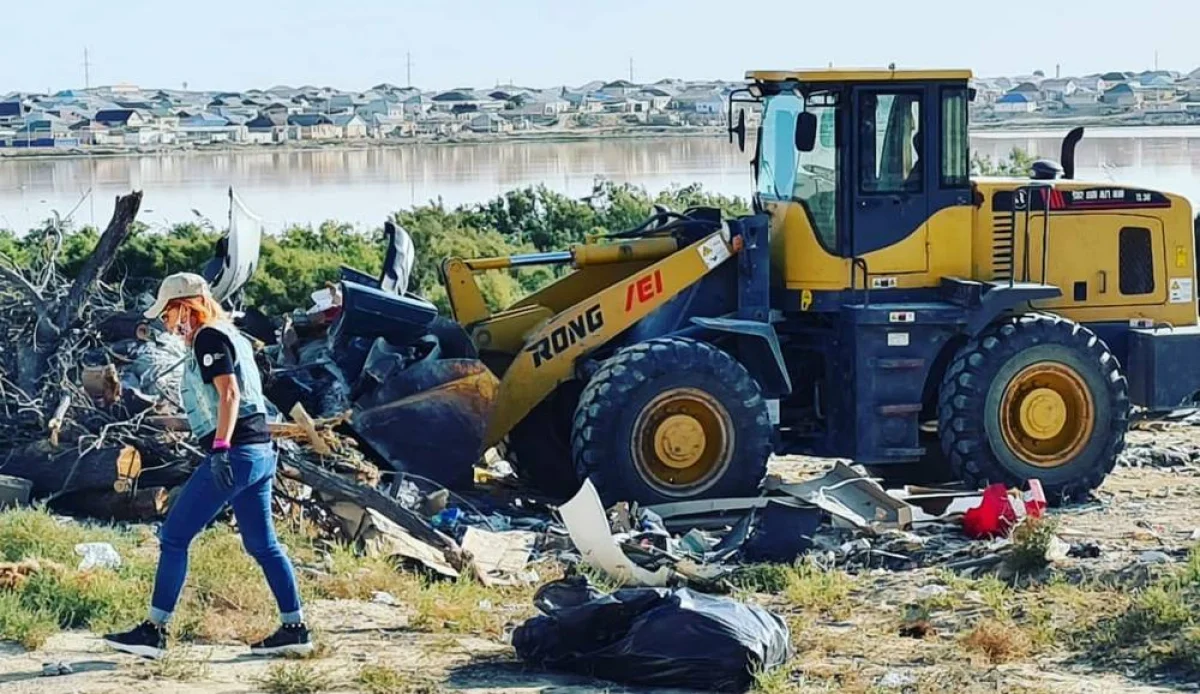 Уборка территории. Фото предоставили в департаменте экологии Мангистауской области