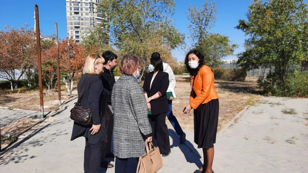 Обсуждение возле сквера в 14 микрорайоне