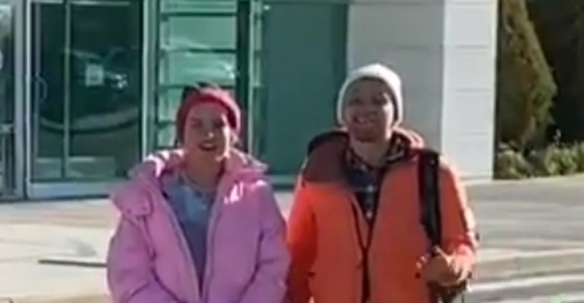 Ведущие телешоу. Кадр видео