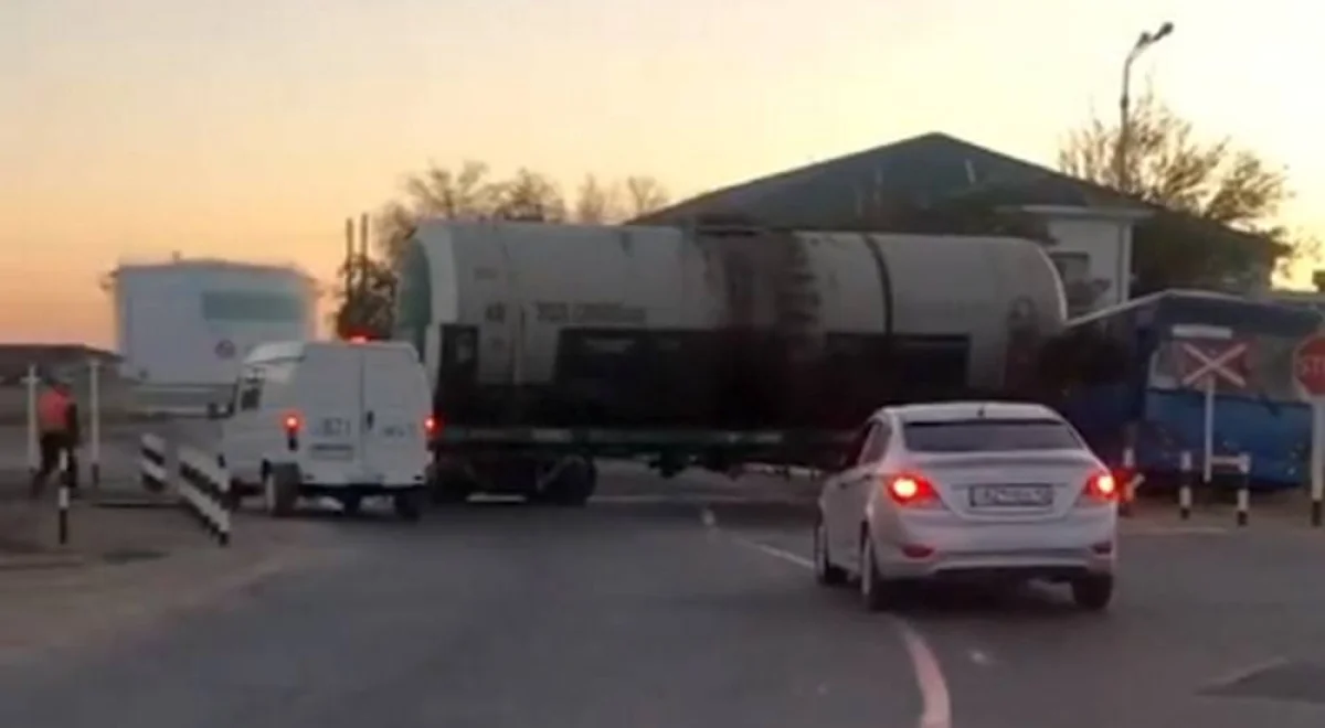 ДТП на переезде. Кадр видео