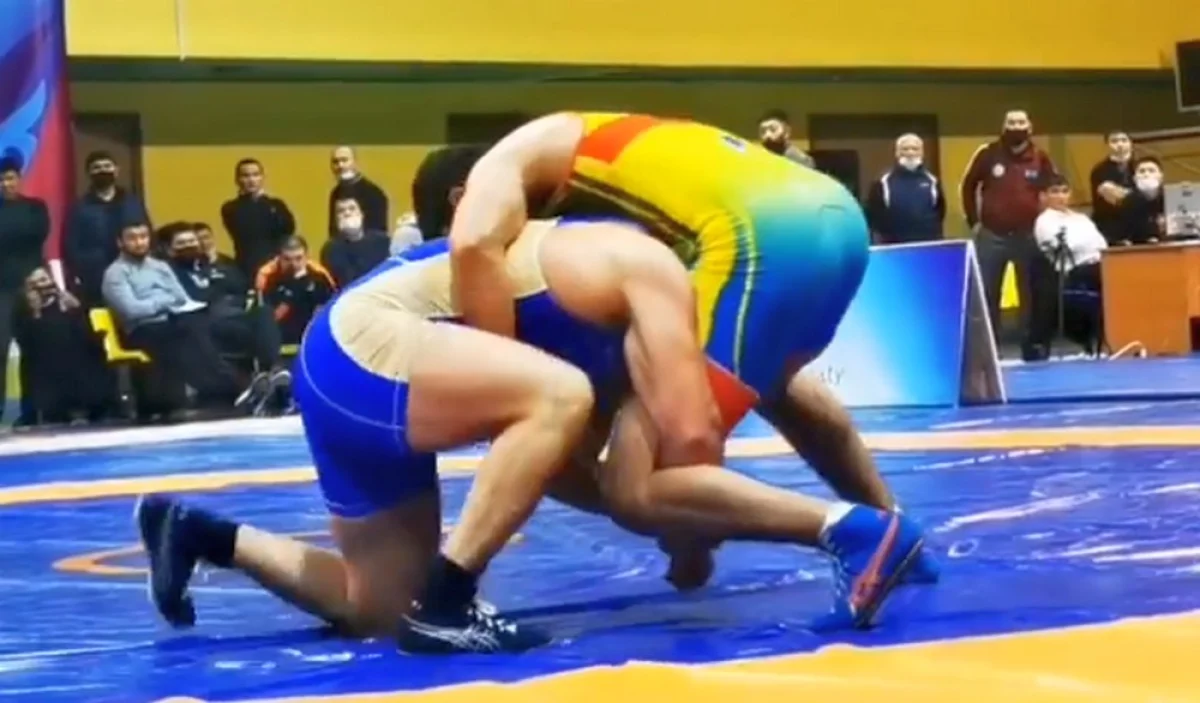 Схватка Эльхана Асадова и Ералы Абдрашева. Кадр видео