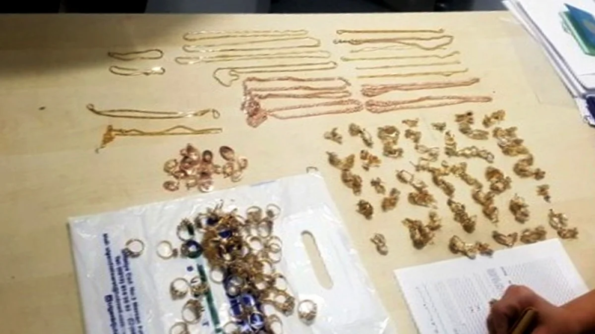 Украшения, обнаруженные у женщины. Фото предоставили в пресс-службе пограничной службы РК