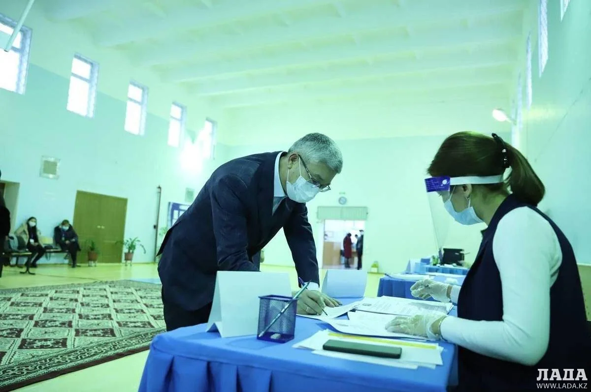 Серикбай Трумов принимает участие в парламентских выборах. Фото пресс-службы акима Мангистауской области