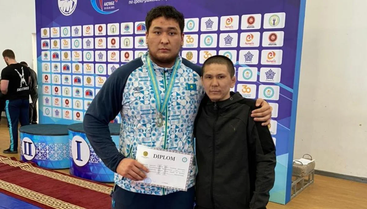 Алибек Сарсенгалиев со своим тренером Айсултаном Байзаковым. Фото предоставит Еламан Арыпов
