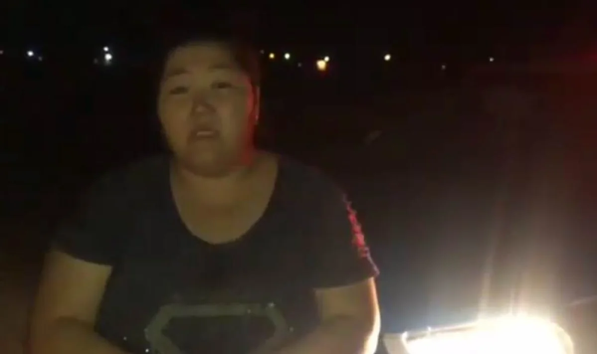 Родственница пропавшей девушки благодарит полицейских. Кадр видео