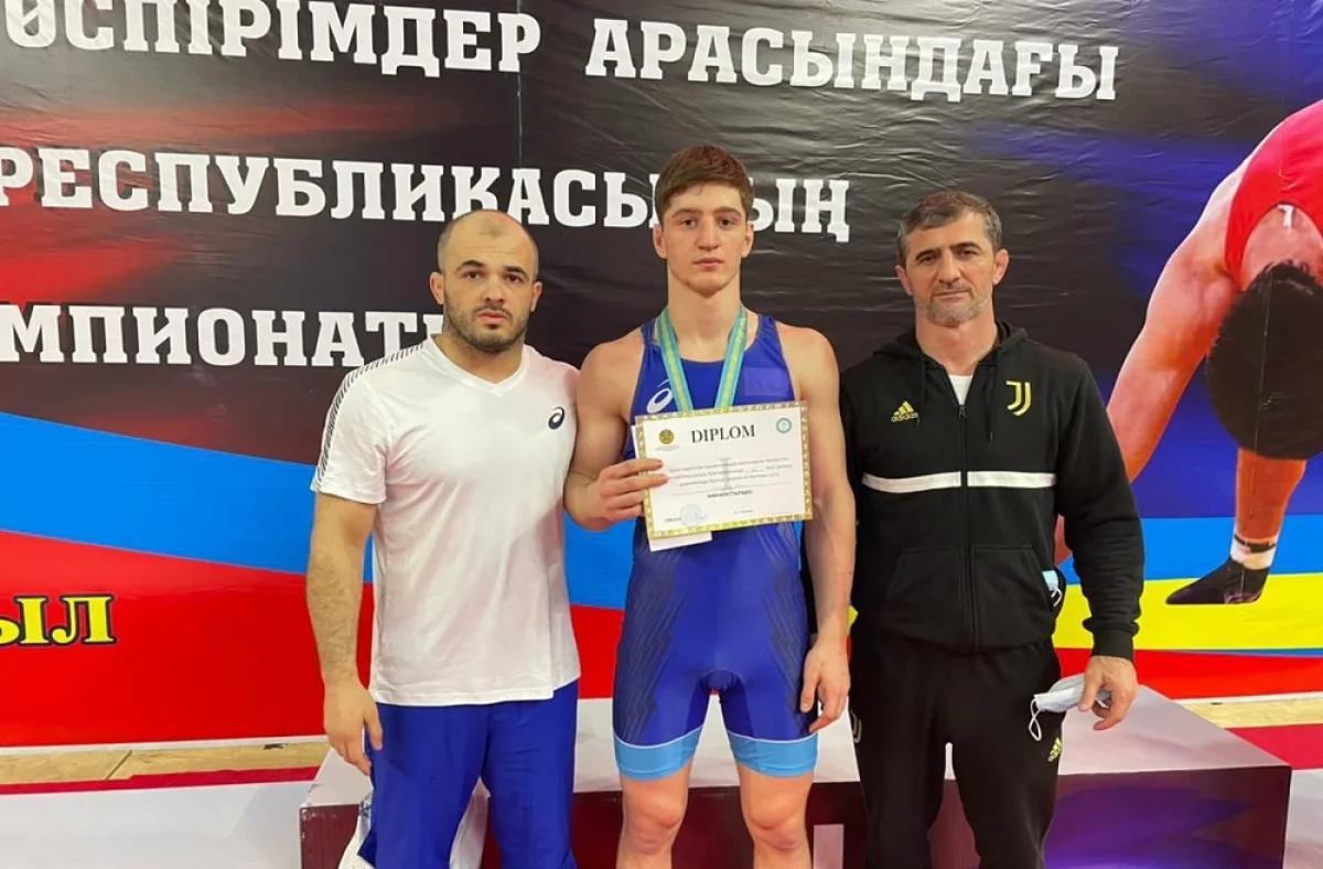 В центре фото Камиль Куруглиев. Фото предоставлено Романом Ахмедхановым