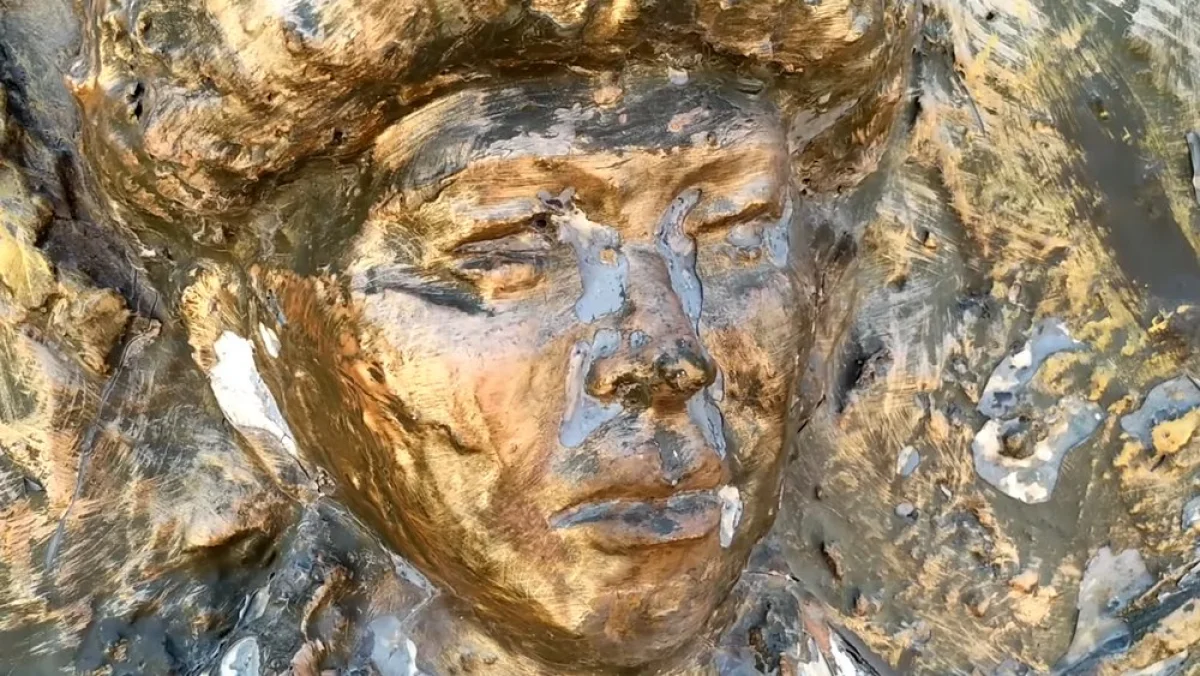 Дефекты на барельефах. Кадр видео