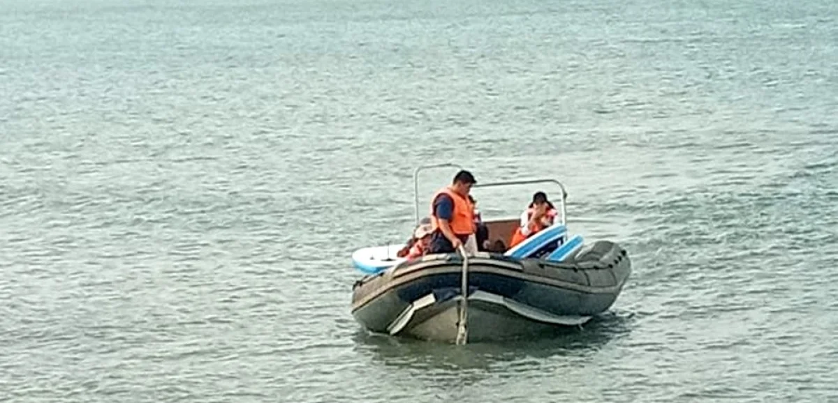 Спасение девушек. Фото предоставили в Службе пожаротушения и аварийно-спасательных работ ДЧС Мангистауской области