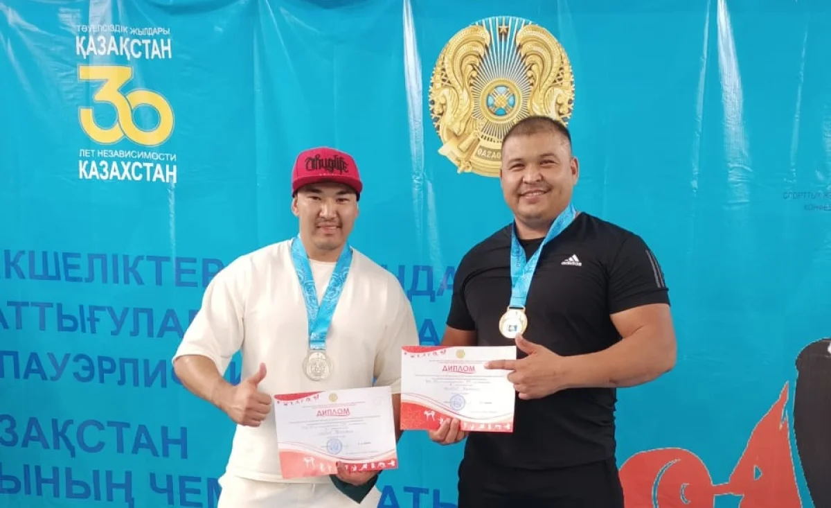 На фото Батыржан Аязбаев и Бакытжан Карабаев.