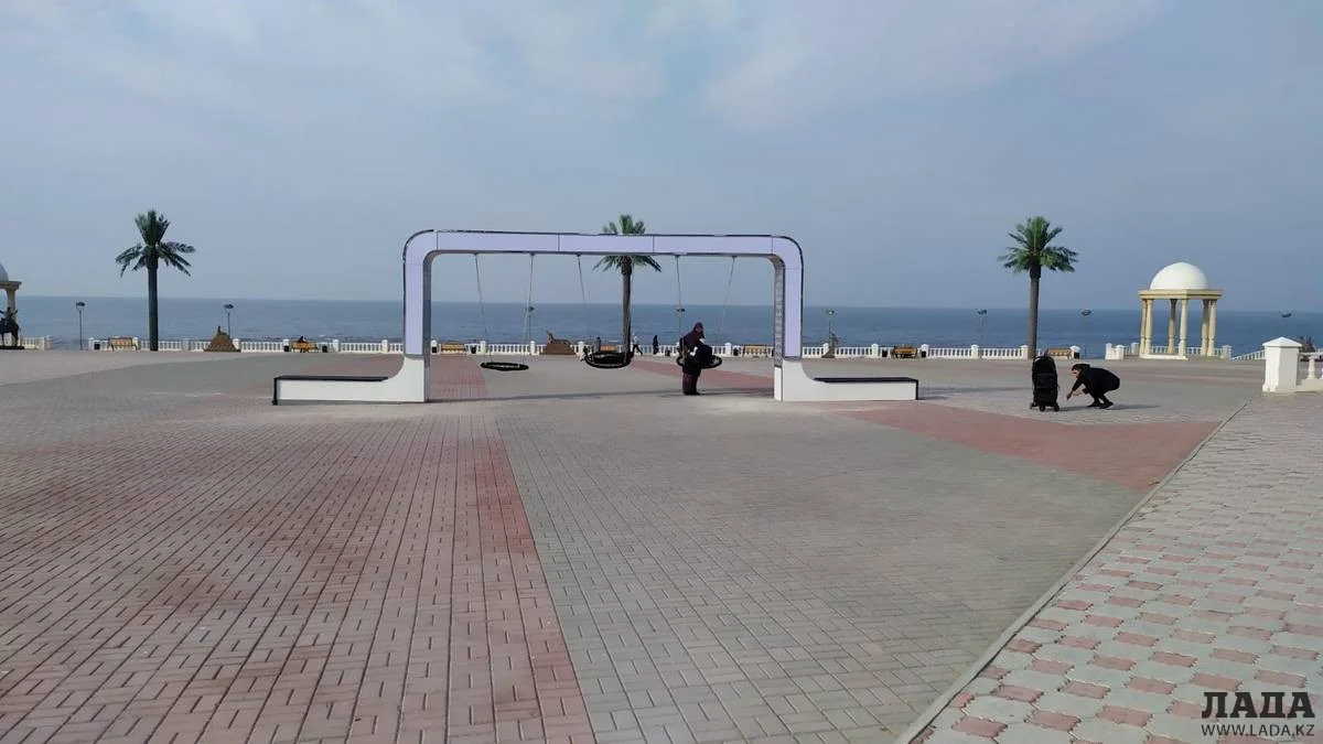 Фото Рашида Исмагилова||news_pic_more|<!--TBegin--><a href="https://www.lada.kz/uploads/posts/2021-10/1634621209_kach1.jpeg" onclick="return hs.expand(this)" ><img align="left" src="https://www.lada.kz/uploads/posts/2021-10/thumbs/1634621209_kach1.jpeg" alt='Аттракцион неслыханной щедрости от акимата!  На набережной Актау установили качели почти за пять миллионов тенге' title='Аттракцион неслыханной щедрости от акимата!  На набережной Актау установили качели почти за пять миллионов тенге'  /></a><!--TEnd--><br /><!--TBegin--><a href="https://www.lada.kz/uploads/posts/2021-10/1634621152_kach2.jpeg" onclick="return hs.expand(this)" ><img align="left" src="https://www.lada.kz/uploads/posts/2021-10/thumbs/1634621152_kach2.jpeg" alt='Аттракцион неслыханной щедрости от акимата!  На набережной Актау установили качели почти за пять миллионов тенге' title='Аттракцион неслыханной щедрости от акимата!  На набережной Актау установили качели почти за пять миллионов тенге'  /></a><!--TEnd--><br /><!--TBegin--><a href="https://www.lada.kz/uploads/posts/2021-10/1634621197_kach3.jpeg" onclick="return hs.expand(this)" ><img align="left" src="https://www.lada.kz/uploads/posts/2021-10/thumbs/1634621197_kach3.jpeg" alt='Аттракцион неслыханной щедрости от акимата!  На набережной Актау установили качели почти за пять миллионов тенге' title='Аттракцион неслыханной щедрости от акимата!  На набережной Актау установили качели почти за пять миллионов тенге'  /></a><!--TEnd--><br /><!--TBegin--><a href="https://www.lada.kz/uploads/posts/2021-10/1634621206_kach4.jpeg" onclick="return hs.expand(this)" ><img align="left" src="https://www.lada.kz/uploads/posts/2021-10/thumbs/1634621206_kach4.jpeg" alt='Аттракцион неслыханной щедрости от акимата!  На набережной Актау установили качели почти за пять миллионов тенге' title='Аттракцион неслыханной щедрости от акимата!  На набережной Актау установили качели почти за пять миллионов тенге'  /></a><!--TEnd-->